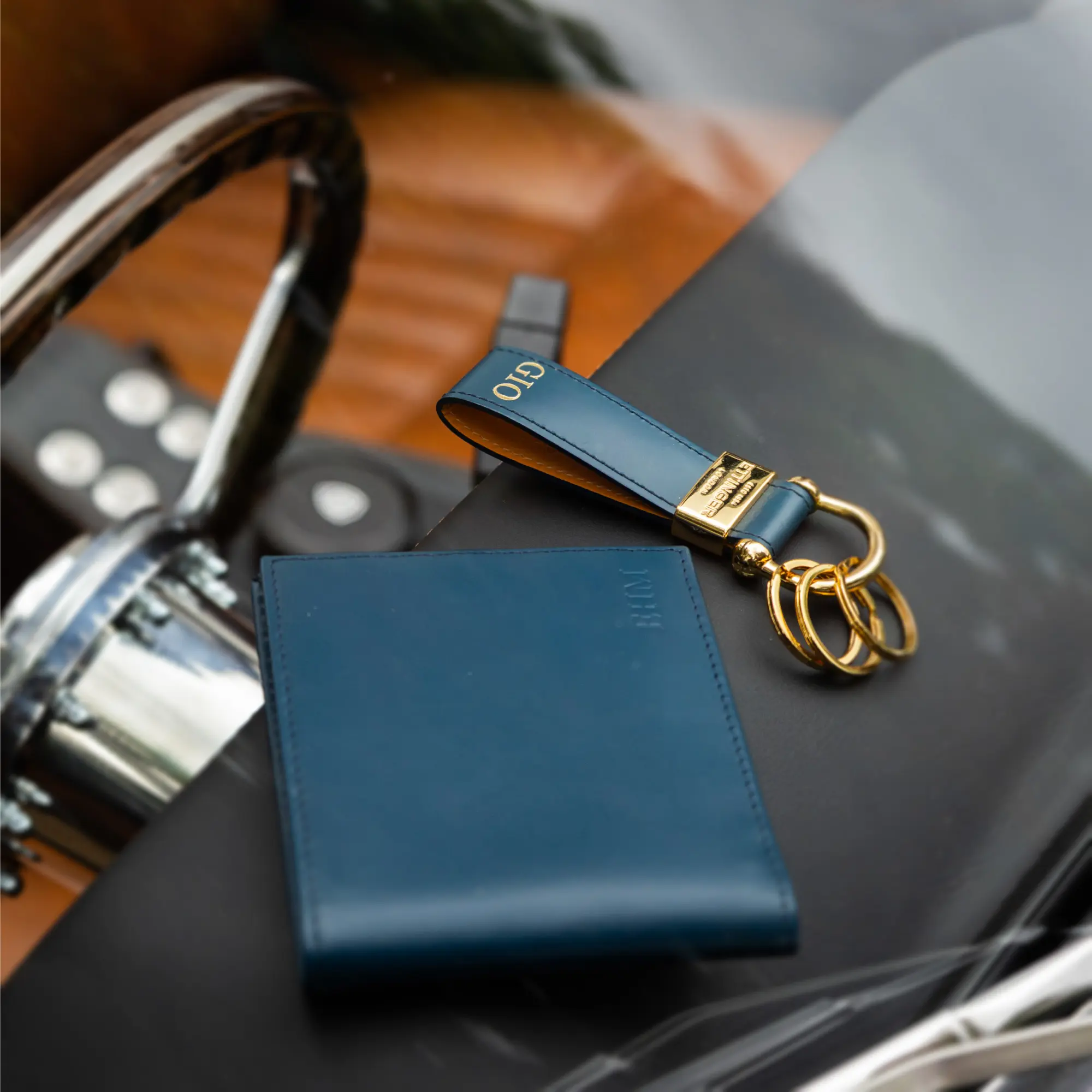 Bridle Hide Billfold Wallet with 6 C/C - Image 19