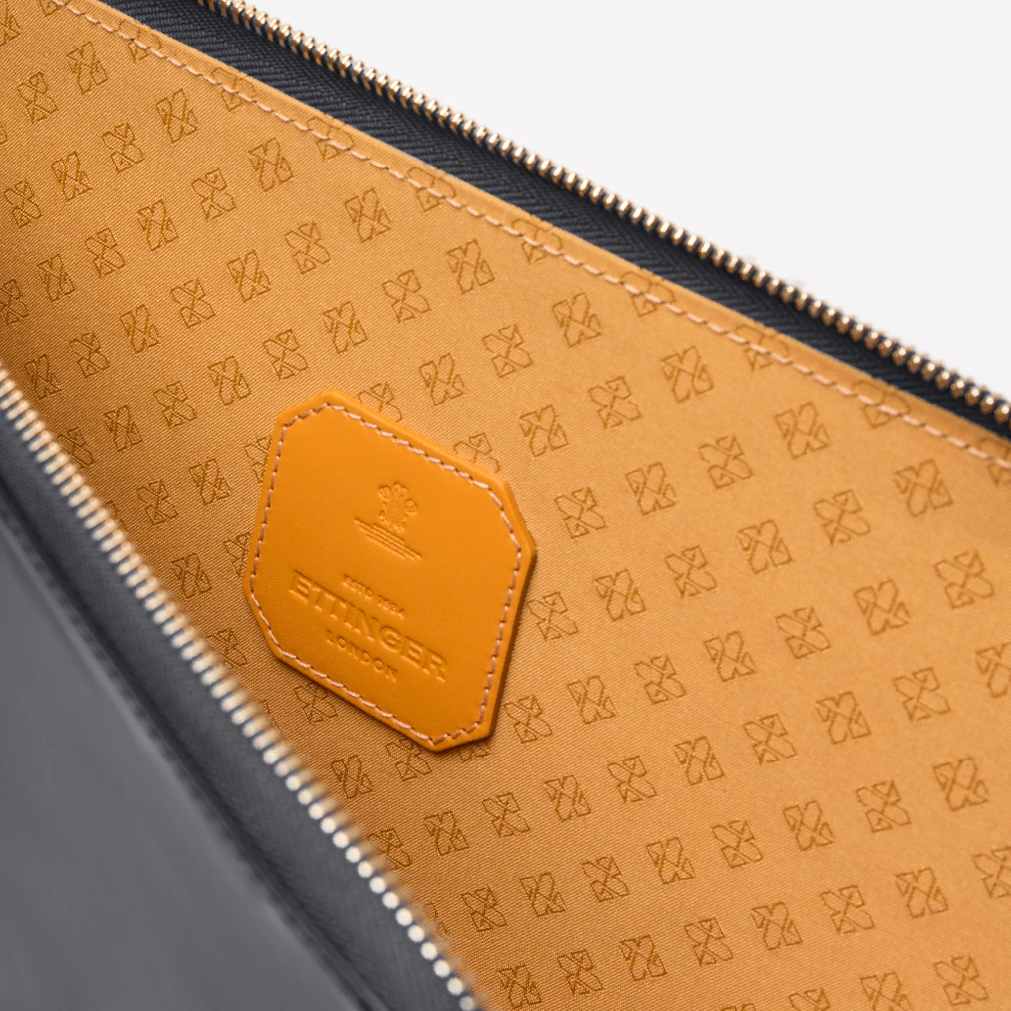 Bridle Hide Medium Zip Pouch - Image 26
