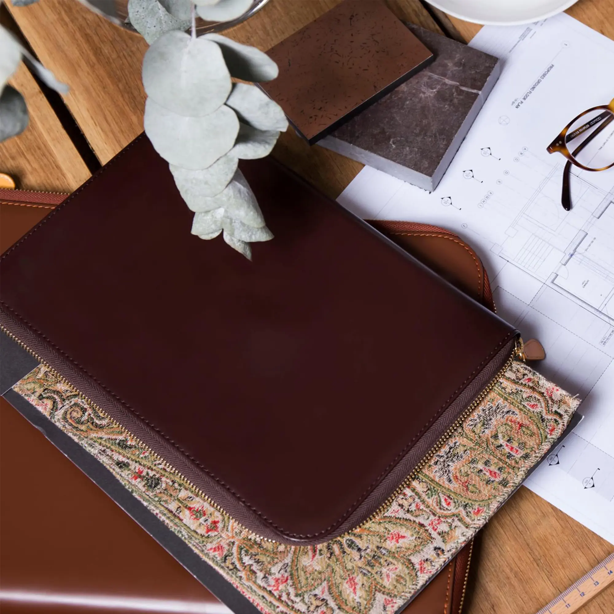 Bridle Hide Medium Zip Pouch - Image 5