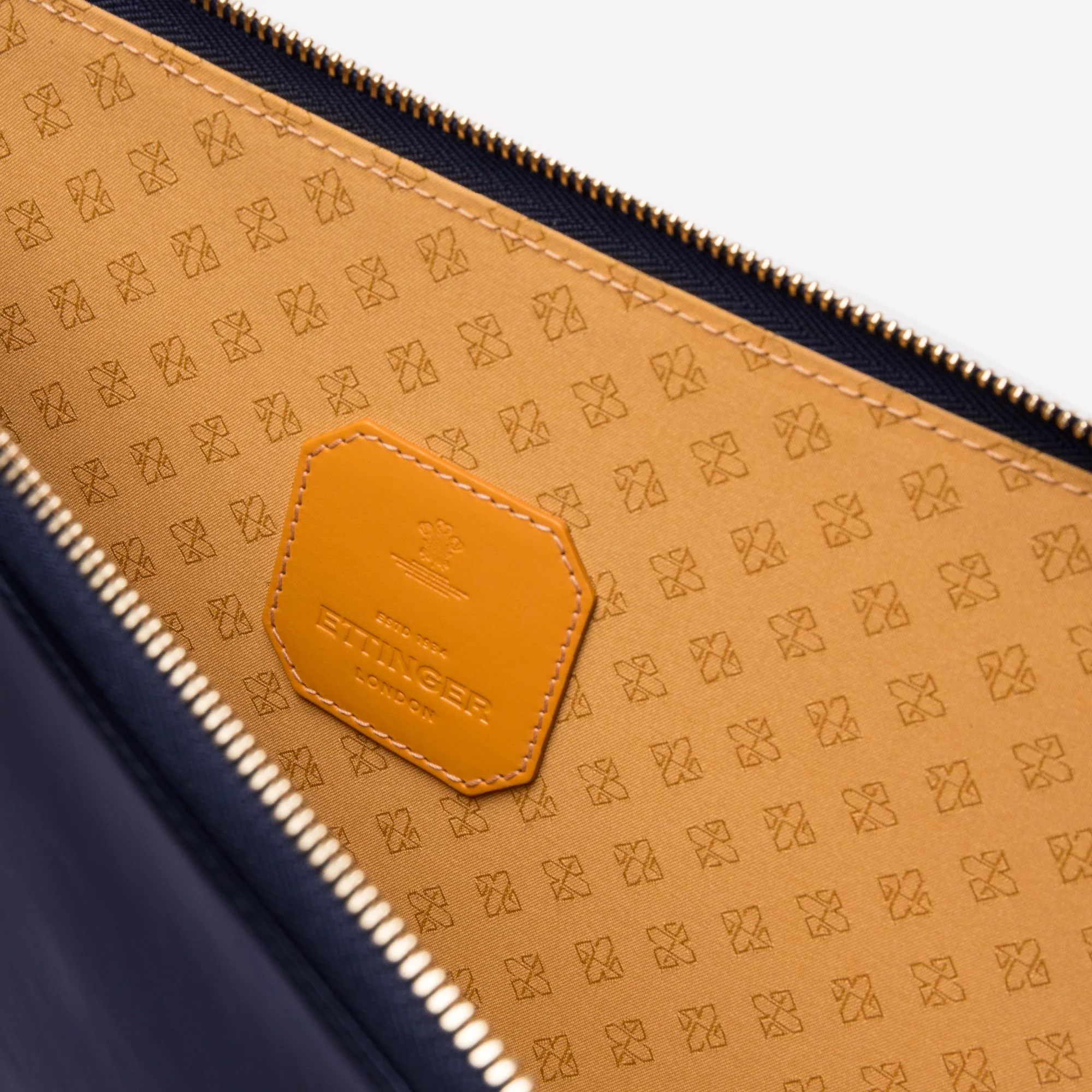 Bridle Hide Medium Zip Pouch - Image 9