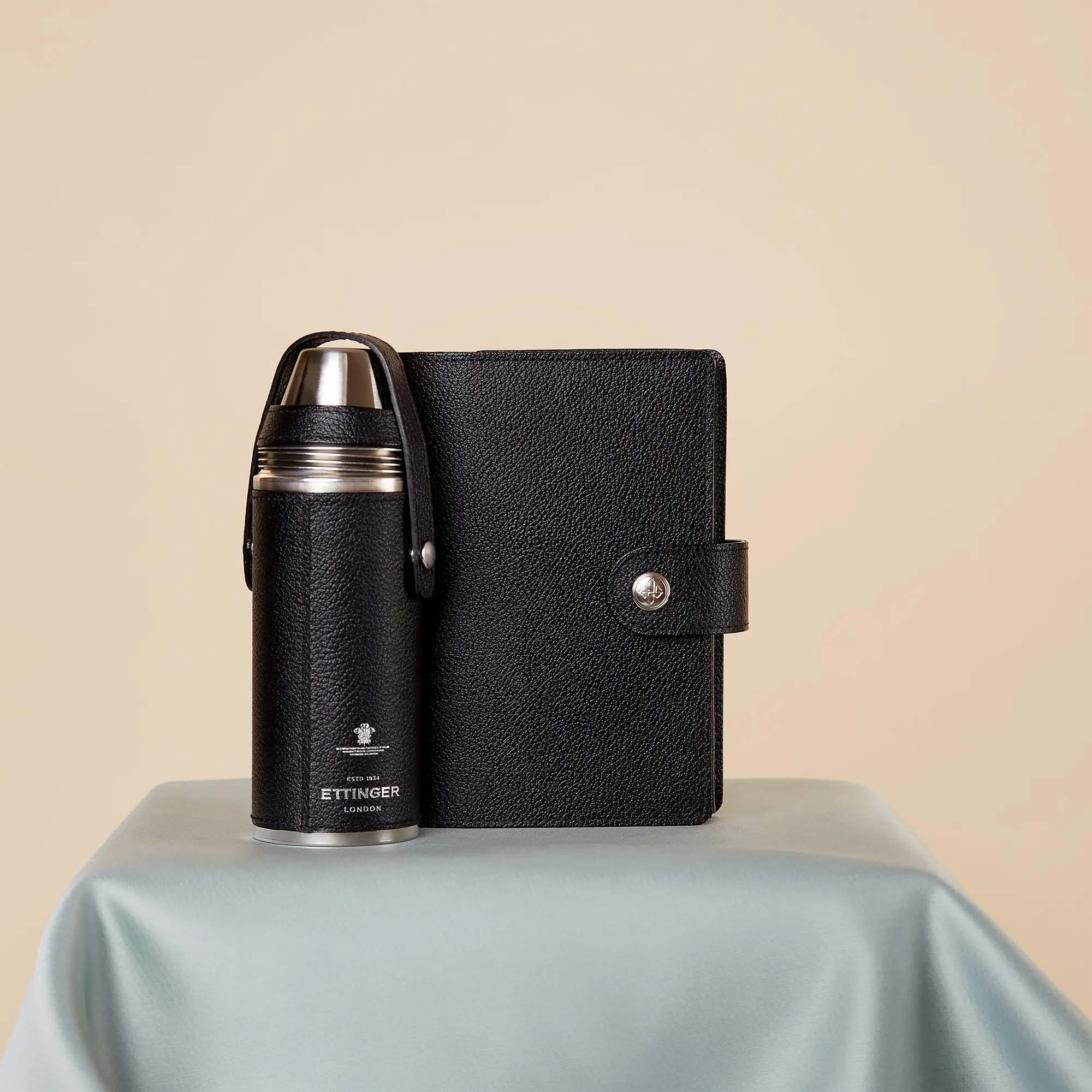 Capra 8oz Hunter Flask with 4 Cups - Image 4