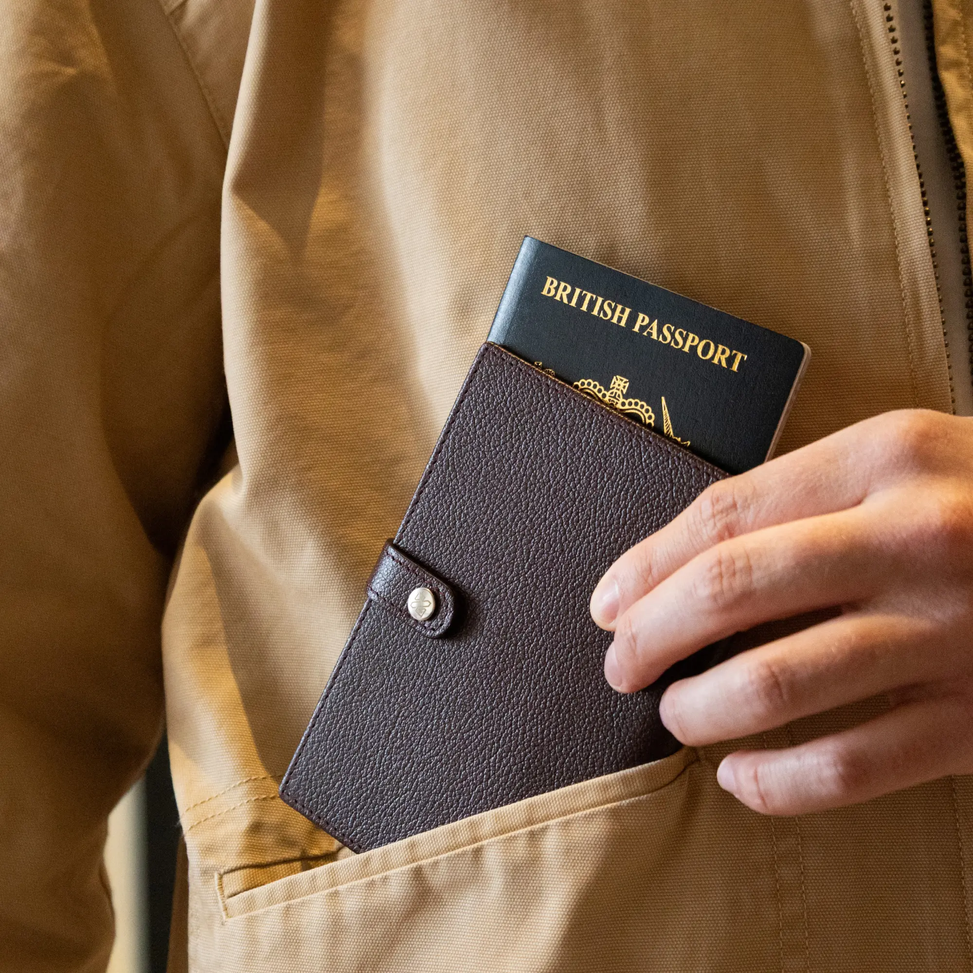 Capra AirTag Passport Case - Image 20
